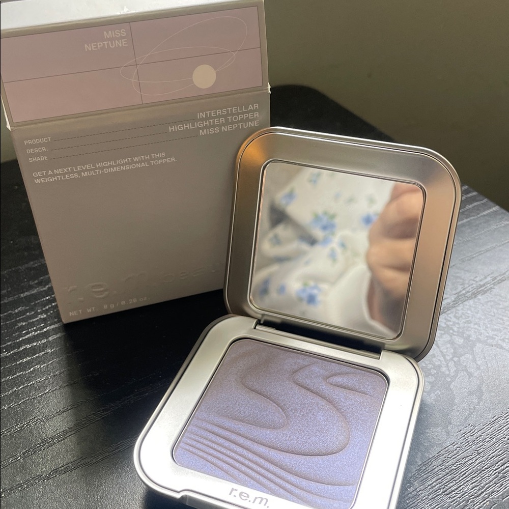 r.e.m. beauty Miss Neptune Interstellar Highlighter Topper- iridescent lavender - Picture 10 of 10
